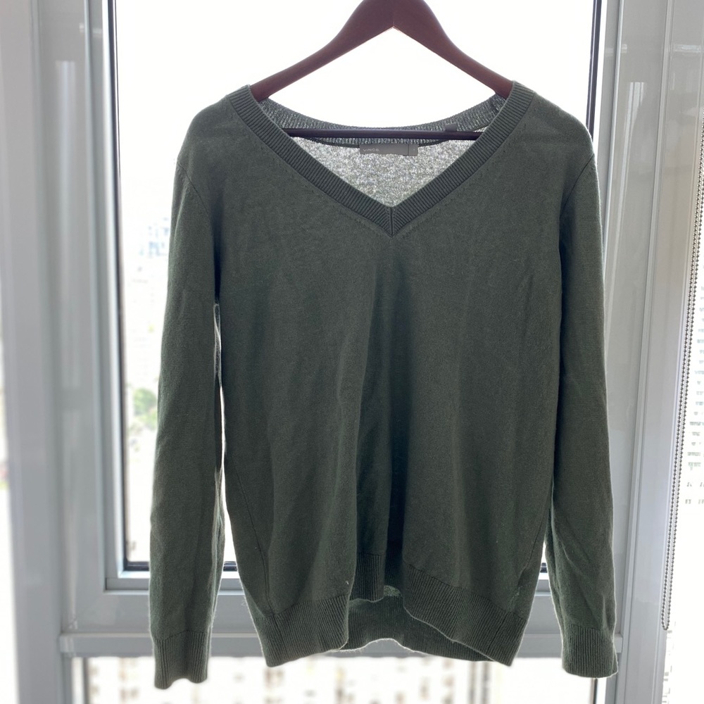 Vince 100% cashmere v neck sweater size small